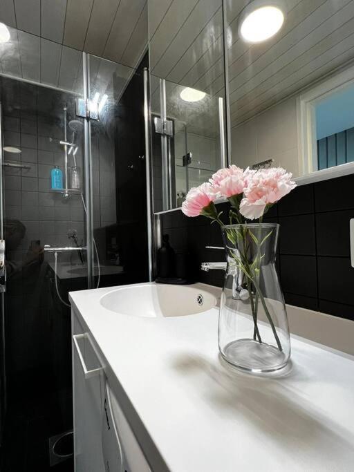 Ferienwohnung Cozy Penthouse Loft - Near The Airport Vantaa Exterior foto
